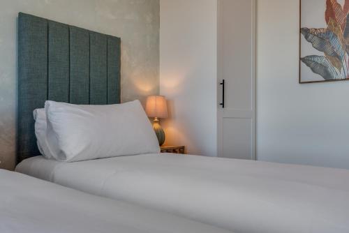 Luxury City Escape - Brand New Stylish 2 Bedroom Apartment with Parking photo 36
