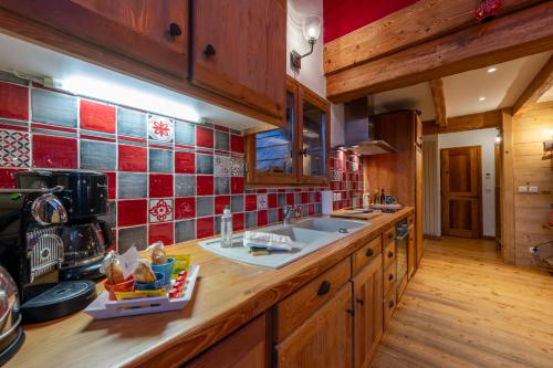 Una cocina o zona de cocina en Parenthèse Enchantée - Vue panoramique - Cheminée