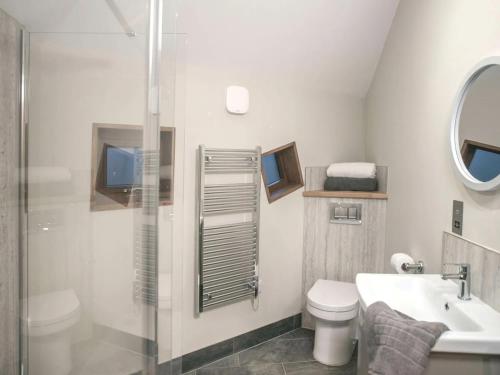 Bilik mandi di Delamere Forest Cabins - Forest Holidays