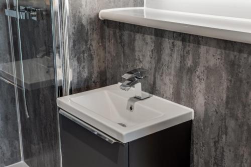 Luxury City Escape - Brand New Stylish 2 Bedroom Apartment with Parking photo 38