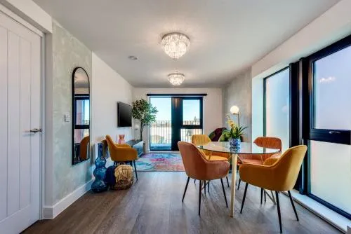 Luxury City Escape - Brand New Stylish 2 Bedroom Apartment with Parking photo 1