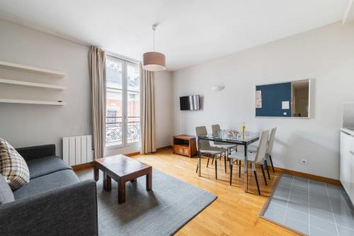 un salon avec un canapé et une table dans l'établissement 406- Appartement spacieux face jardins des Plantes, à Paris