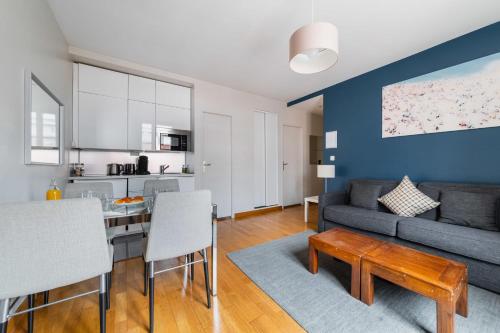 un salon avec un canapé et une table dans l'établissement 406- Appartement spacieux face jardins des Plantes, à Paris