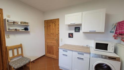 Η κουζίνα ή μικρή κουζίνα στο Ferienhaus zum Kranichblick