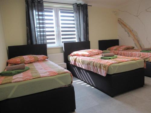 Postel nebo postele na pokoji v ubytování Fendi Apartment