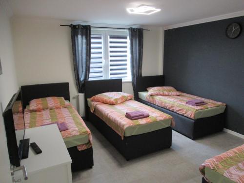 Postel nebo postele na pokoji v ubytování Fendi Apartment