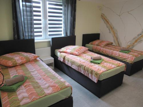 Postel nebo postele na pokoji v ubytování Fendi Apartment