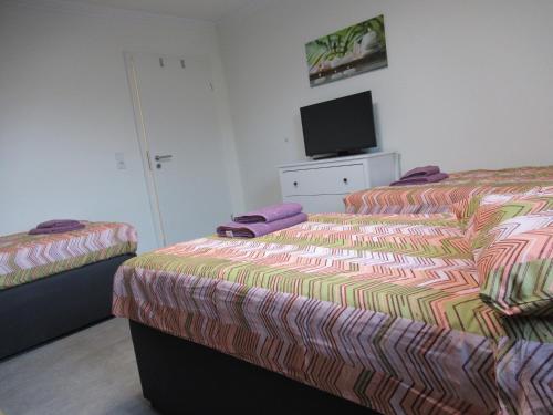 Postel nebo postele na pokoji v ubytování Fendi Apartment
