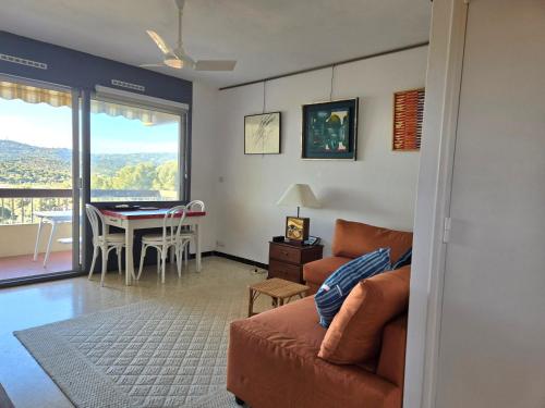 un salon avec un canapé et une table dans l'établissement Les Iles d' Or Appartement, à Bormes-les-Mimosas