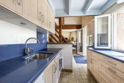 une cuisine avec un évier et un plan de travail dans l'établissement Maison 2 pièces avec Mezzanine 6 couchages Dolus D'Oléron DDO000-020, à Dolus-d'Oléron