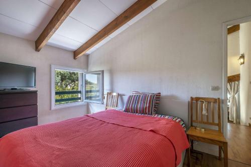 une chambre avec un lit, une télévision et une fenêtre dans l'établissement Maison 2 pièces avec Mezzanine 6 couchages Dolus D'Oléron DDO000-020, à Dolus-d'Oléron