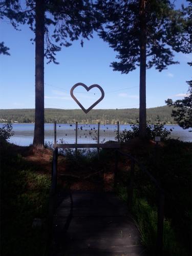 a heart sign on a gate near a lake at Hus Hammerstrand in Hammarstrand