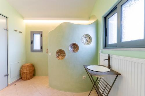 Φωτογραφία από το άλμπουμ του Spacious Villa by the sea σε Pefkali