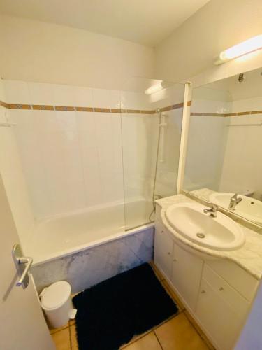 une salle de bain avec un lavabo, une baignoire et des toilettes dans l'établissement Superbe T2 bord de mer belle résidence au port Argeles piscine & parking, à Argelès-sur-Mer