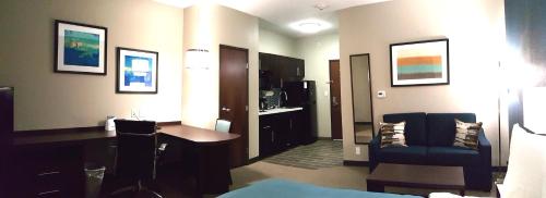 Area soggiorno di MainStay Suites Midland