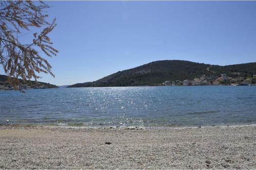 Cozy Seaside Apartment in Vinisce