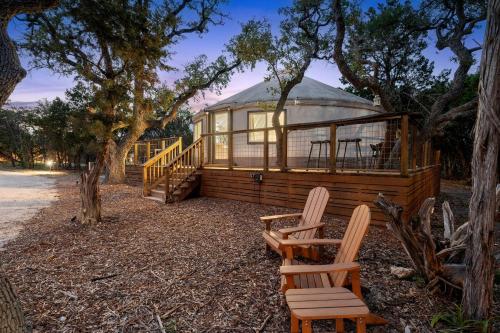 Un jardín fuera de A Romantic Getaway in this Luxurious Yurt for Couples in Wimberley, TX