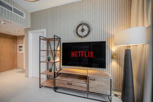 Μια τηλεόραση ή/και κέντρο ψυχαγωγίας στο 1BR Best Apartment in Sharjah - Sands of Aravia