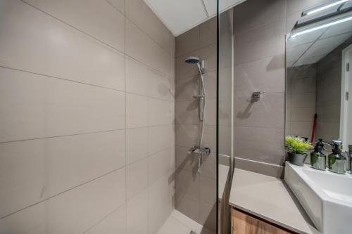 Ένα μπάνιο στο 1BR Best Apartment in Sharjah - Sands of Aravia