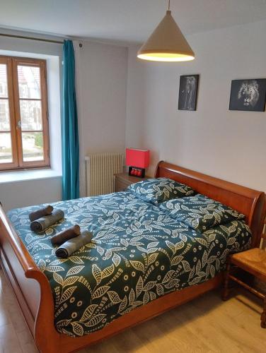 une chambre avec un lit avec deux oreillers dessus dans l'établissement L'A2Milan, maison bourguignonne, à Sainte-Sabine