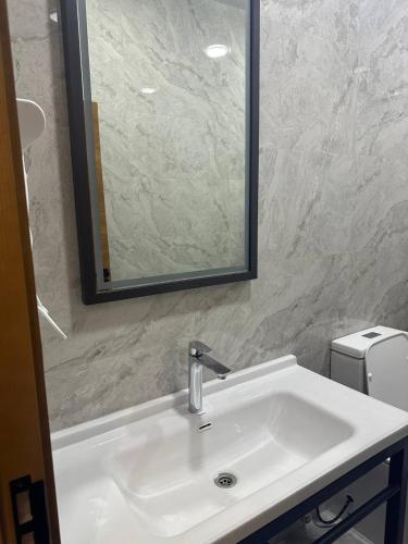 Bilik mandi di Loren Hotel