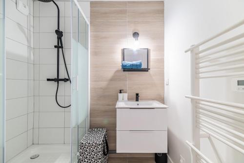 une salle de bain avec un lavabo et une douche dans l'établissement Une coloc en ville 2 - 376, à Rouen