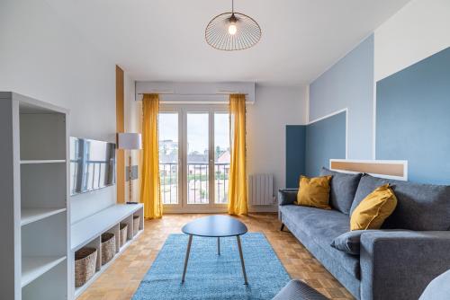 un salon avec un canapé et une table dans l'établissement Une coloc en ville 2 - 376, à Rouen