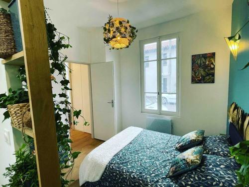 une chambre avec un lit et une fenêtre dans l'établissement Agréable maison de ville tout confort Villerurbanne, à Villeurbanne