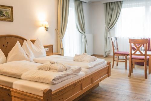 A bed or beds in a room at Hotel Schartner
