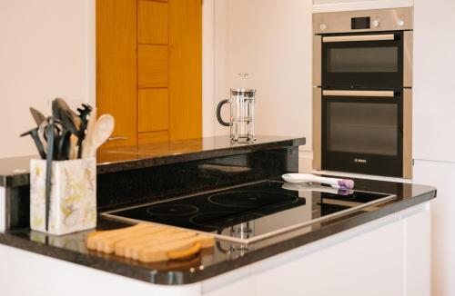 Dapur atau dapur kecil di Creek View - A Tranquil Waterside Retreat with a Touch of Luxury and Pontoon