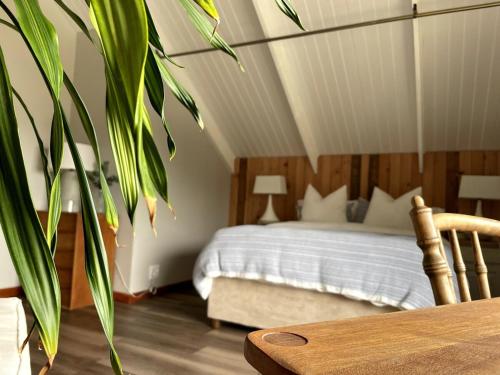 Postel nebo postele na pokoji v ubytování Loft on Honey