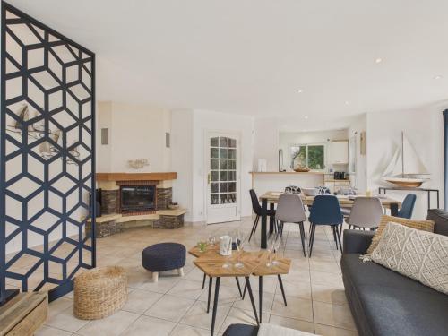 un salon avec un canapé et une table dans l'établissement Maison avec terrasse et jardin pour 6 - Bénodet, à Bénodet