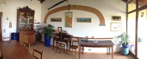 une salle à manger avec une table et des chaises dans l'établissement Agriturismo "Le Rondinelle", à Valiano