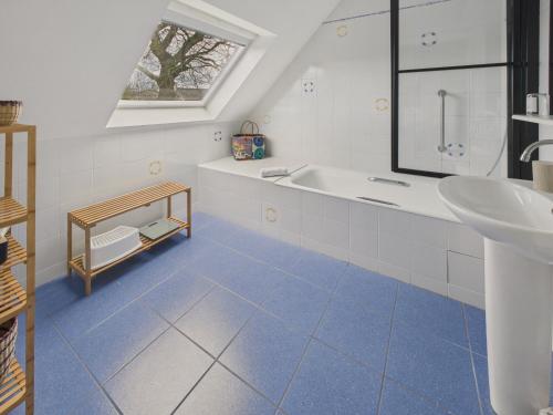 La salle de bains est pourvue d'un lavabo et d'une baignoire. dans l'établissement Maison avec terrasse et jardin pour 6 - Bénodet, à Bénodet