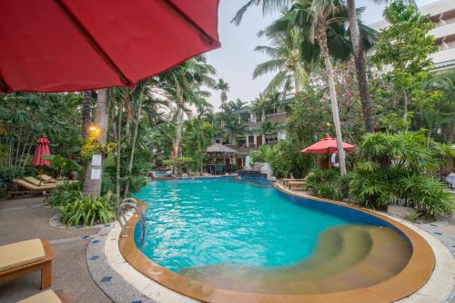 Swimmingpoolen hos eller tæt på The Viridian Resort Patong