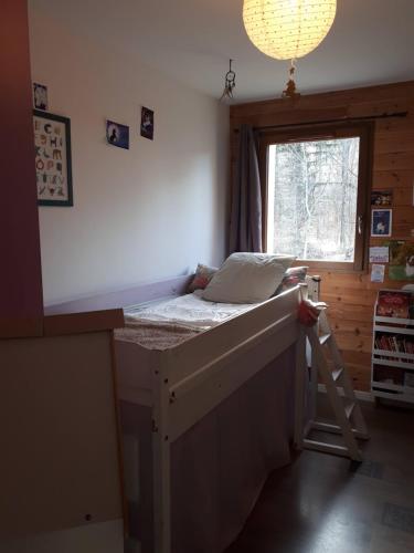 une chambre avec un comptoir doté d'un ordinateur portable dans l'établissement maison familiale au calme, proche nature, à Crots