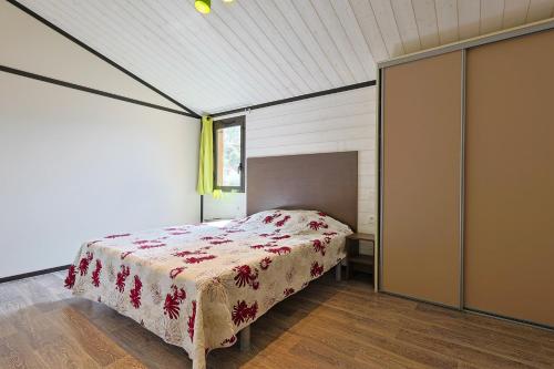 una camera da letto con un letto in una stanza di Les Lingoustes - Cottage climatisé avec piscine a Solliès-Toucas