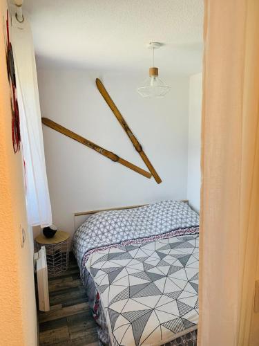 une chambre avec un lit dans une pièce dans l'établissement Grizzli rouge - pied des pistes avec parking, à Lélex