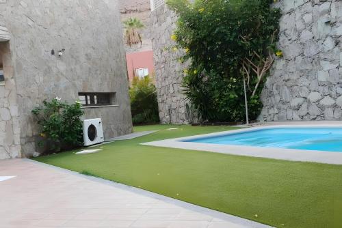 ein Haus mit einem Swimmingpool neben einem Gebäude in der Unterkunft Pure luxury and comfort La Oliva in La Playa de Tauro