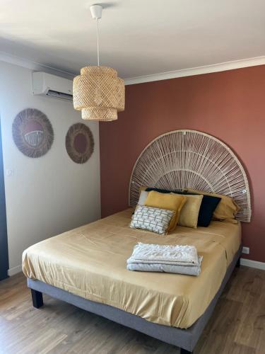 une chambre avec un grand lit avec une grande tête de lit dans l'établissement Appartement Mare Vista, à Bastia