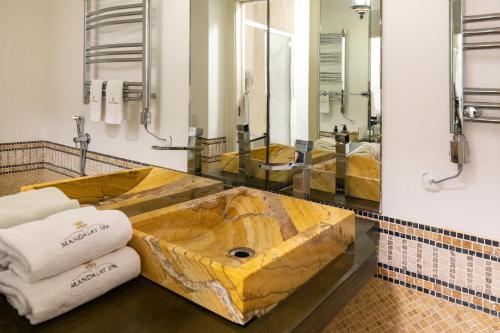 y baño con un gran lavabo de piedra y toallas. en Mandalay Lodge & Resort Senigallia, en Senigallia
