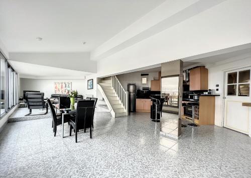 une cuisine et une salle à manger avec une table et des chaises dans l'établissement Entre Ciel et Mer, à Sète