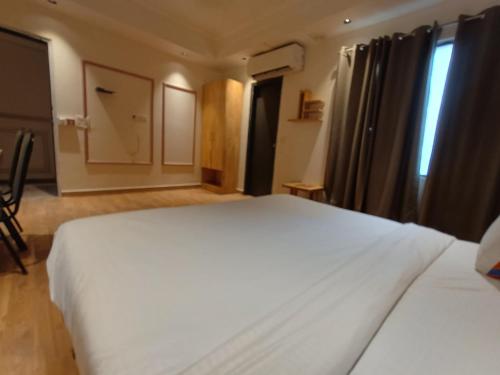 Hotel The Centrum New Friends Colonyにあるベッド