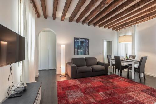 salon z kanapą i stołem w obiekcie City Apartments Rialto w Wenecji