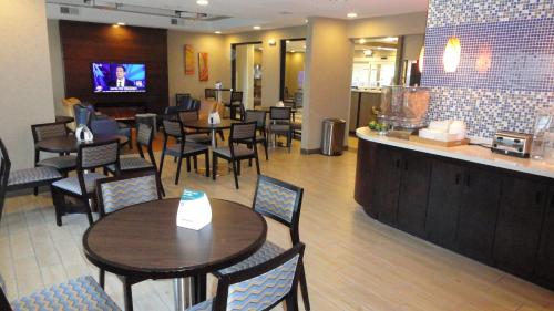TV o dispositivi per l'intrattenimento presso MainStay Suites Midland