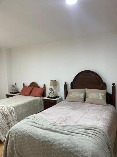 a bedroom with two beds next to each other at Casa Das Aguas Ferreas Bruco in Bruçó