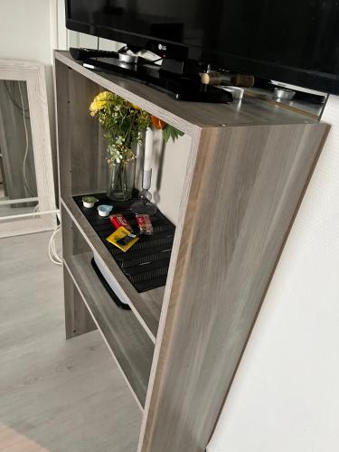 - un centre de divertissement avec une télévision dans l'établissement Chambre proximité Bondy-Paris 1-2-3, à Bondy