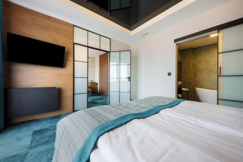 Pałac w Konarach Resort SPA & Conferenceにあるベッド