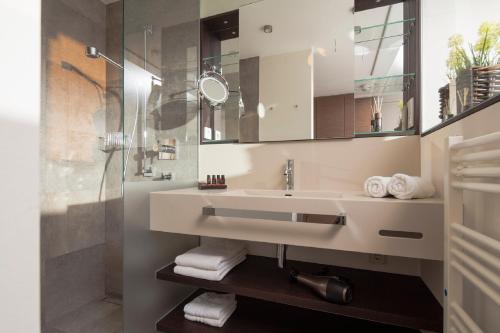 W łazience znajduje się umywalka i prysznic. w obiekcie MeerBlickD21 w mieście Norderney