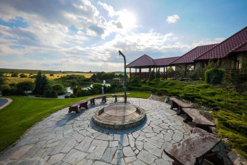 Pałac w Konarach Resort SPA & Conferenceにある庭